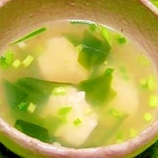 沖縄そばダシ☆豆腐とワカメのスープ